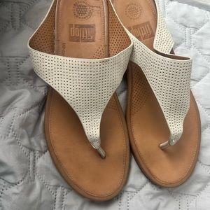 Original Fitflop thong sandal w/leather footbed.